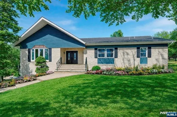 2 Rossi DR, Clinton Twp, NJ 08809