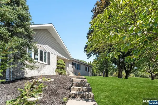 2 Rossi DR, Clinton Twp, NJ 08809