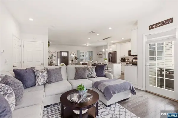 2 Bluffs CT, Hamburg, NJ 07419