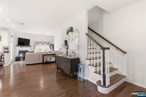 2 Bluffs CT, Hamburg, NJ 07419