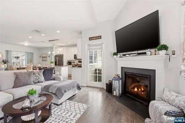 2 Bluffs CT, Hamburg, NJ 07419