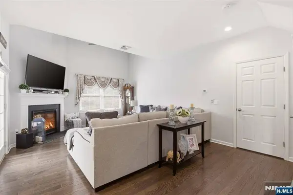 2 Bluffs CT, Hamburg, NJ 07419