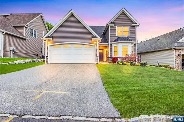 11 Bluffs CT, Hamburg, NJ 07419