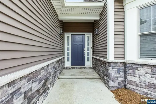 11 Bluffs CT, Hamburg, NJ 07419