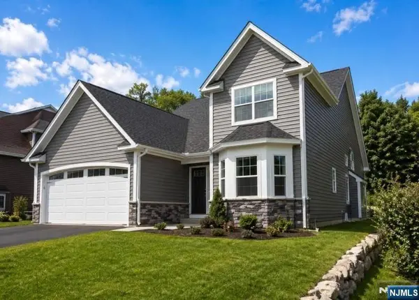 11 Bluffs CT, Hamburg, NJ 07419