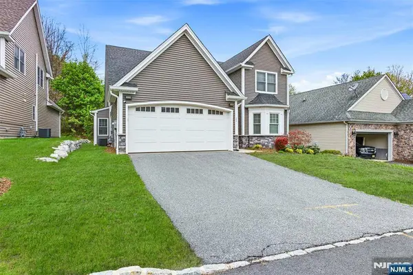 11 Bluffs CT, Hamburg, NJ 07419