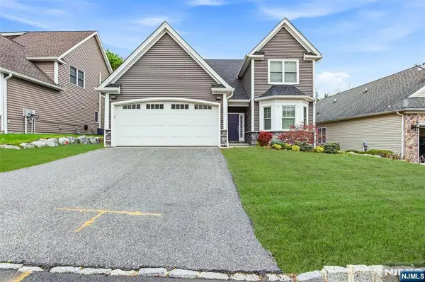11 Bluffs CT, Hamburg, NJ 07419