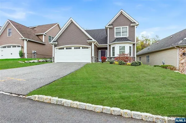11 Bluffs CT, Hamburg, NJ 07419