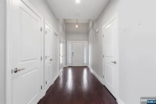 11 Bluffs CT, Hamburg, NJ 07419