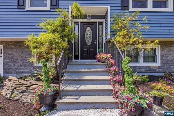 2 Scenic DR, Green, NJ 07821