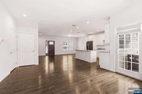 2 Bluffs CT, Hamburg, NJ 07419