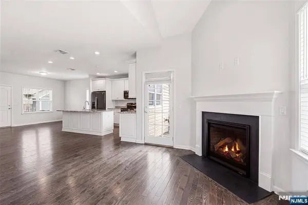 2 Bluffs CT, Hamburg, NJ 07419