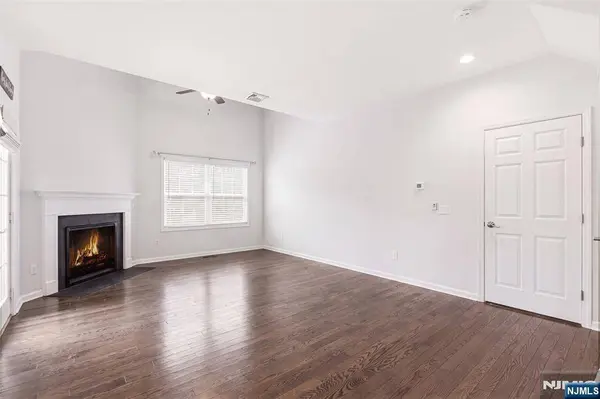 2 Bluffs CT, Hamburg, NJ 07419