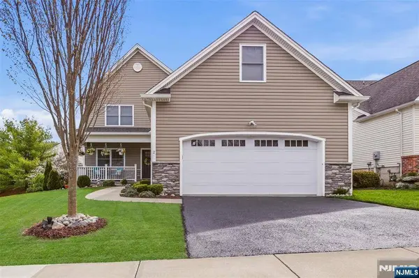 2 Bluffs CT, Hamburg, NJ 07419