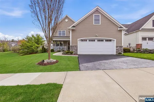 2 Bluffs CT, Hamburg, NJ 07419