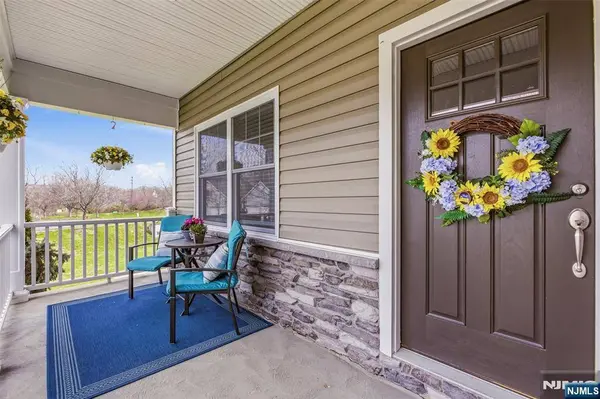 2 Bluffs CT, Hamburg, NJ 07419