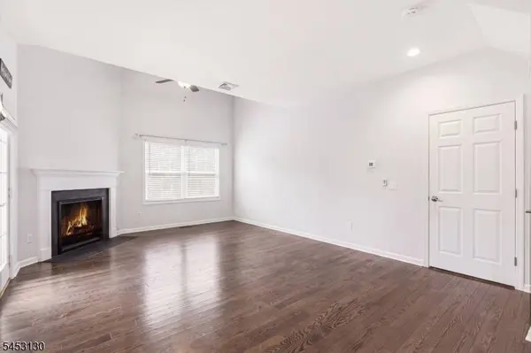 2 Bluffs Ct, Hamburg Boro, NJ 07419