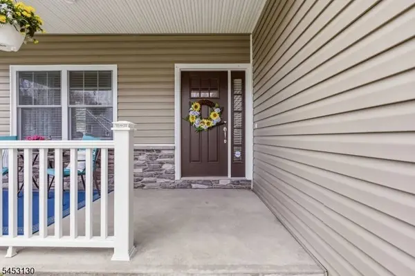 2 Bluffs Ct, Hamburg Boro, NJ 07419