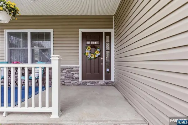 2 Bluffs CT, Hamburg, NJ 07419