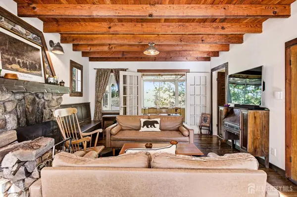 14 Saugtaug TRL, Byram, NJ 07821