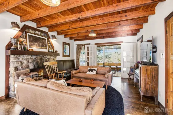 14 Saugtaug TRL, Byram, NJ 07821