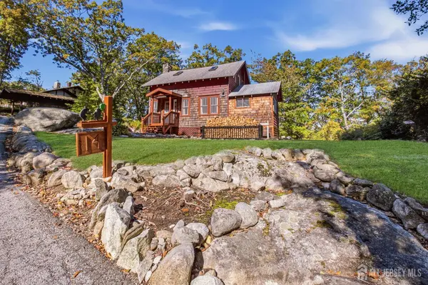 14 Saugtaug TRL, Byram, NJ 07821