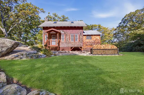 14 Saugtaug TRL, Byram, NJ 07821