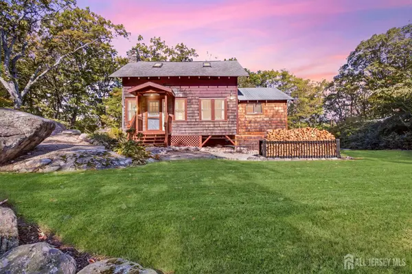 14 Saugtaug TRL, Byram, NJ 07821