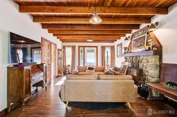 14 Saugtaug TRL, Byram, NJ 07821