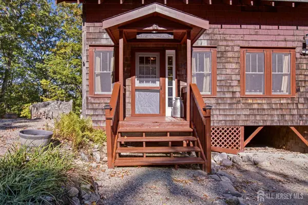14 Saugtaug TRL, Byram, NJ 07821