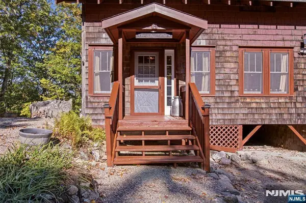 14 Saugtaug TRL, Byram, NJ 07821