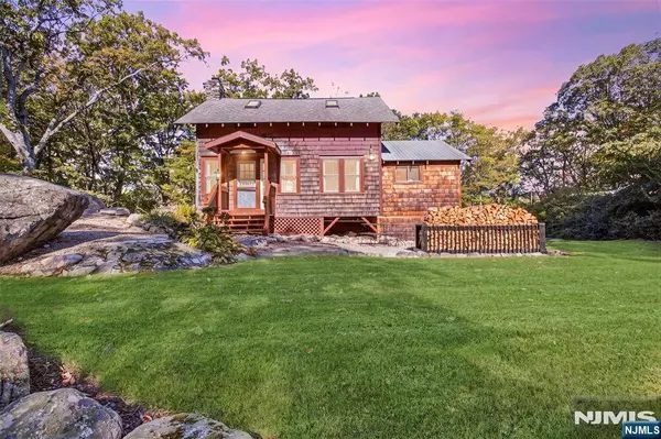 14 Saugtaug TRL, Byram, NJ 07821