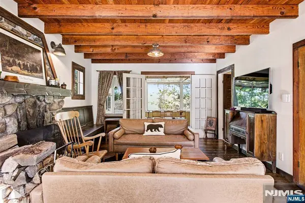 14 Saugtaug TRL, Byram, NJ 07821