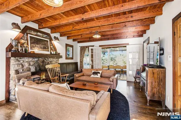 14 Saugtaug TRL, Byram, NJ 07821