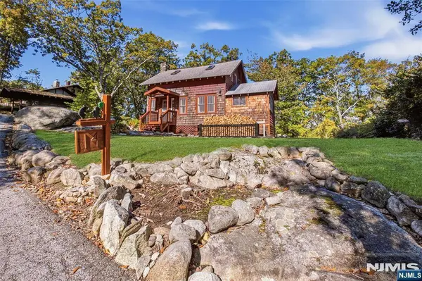 14 Saugtaug TRL, Byram, NJ 07821