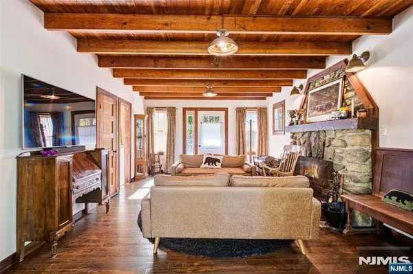 14 Saugtaug TRL, Byram, NJ 07821