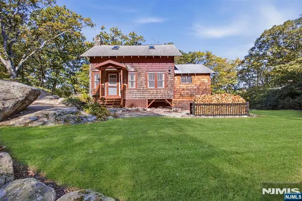14 Saugtaug TRL, Byram, NJ 07821