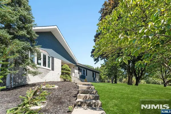 2 Rossi DR, Clinton Twp, 08809