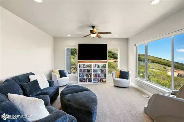 10380 Honey Bear LN, Anchorage, AK 99516