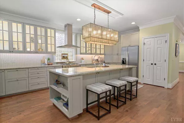 1100 Governors LN, Forest, VA 24551