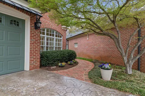 1100 Governors LN, Forest, VA 24551