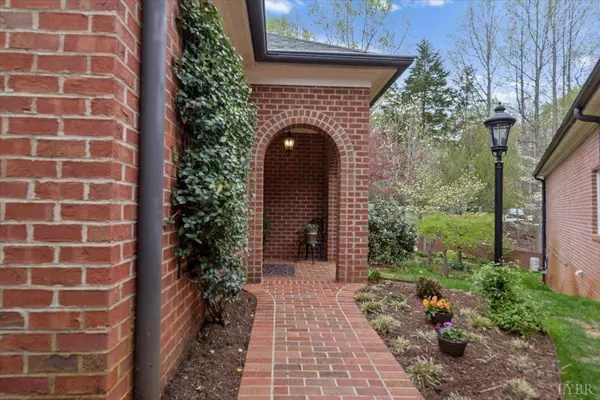 1100 Governors LN, Forest, VA 24551