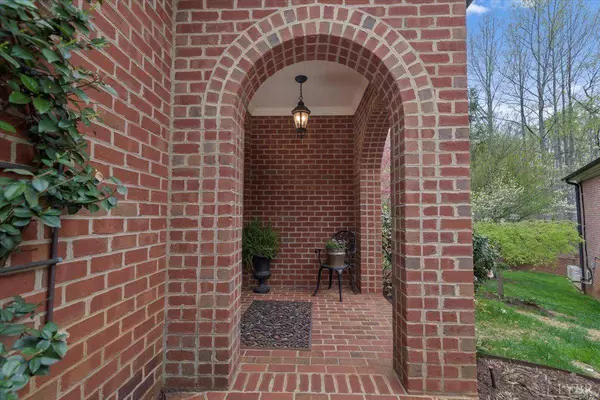 1100 Governors LN, Forest, VA 24551