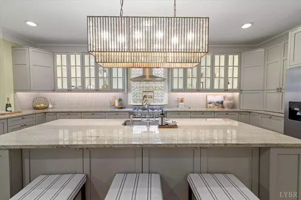 1100 Governors LN, Forest, VA 24551