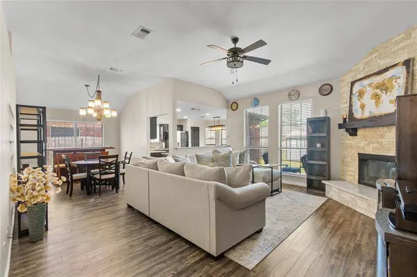 2106 Hickory Wood Trail, Arlington, TX 76018
