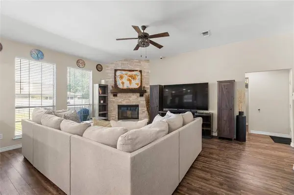 2106 Hickory Wood Trail, Arlington, TX 76018
