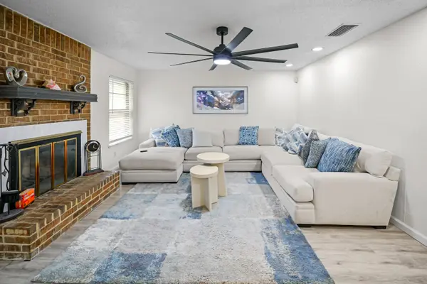 834 Brian Dr, Grand Prairie, TX 75052-6537