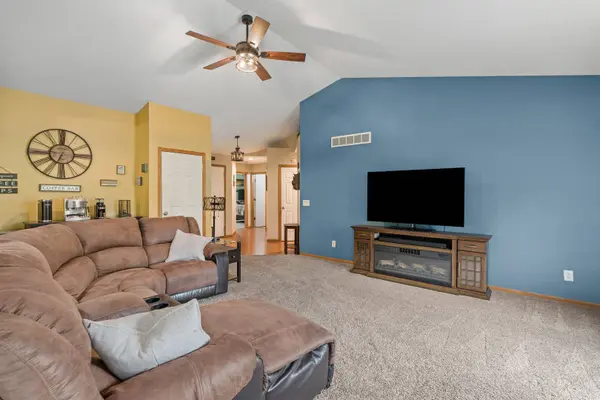 2632 Revo RD, Davenport, IA 52806