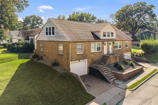 907 W Lombard ST, Davenport, IA 52804