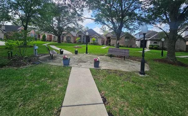 6885 Tournament DR, Houston, TX 77069